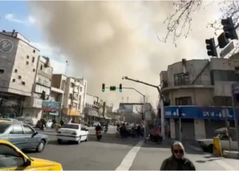 28일(현지시간) 이스라엘의 공격으로 연기가 피어오르는 이란 테헤란 모습 [로이터]