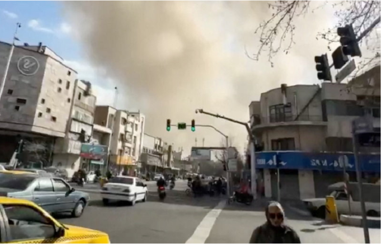 28일(현지시간) 이스라엘의 공격으로 연기가 피어오르는 이란 테헤란 모습 [로이터]