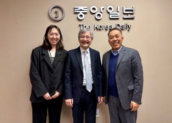 5일 이준호 총영사(가운데)와 손소정 동포 담당 영사(오른쪽)가 본사를 방문해 이종호 대표와 사진을 찍었다. 윤지아 기자.