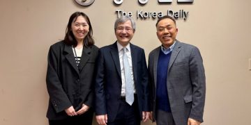 5일 이준호 총영사(가운데)와 손소정 동포 담당 영사(오른쪽)가 본사를 방문해 이종호 대표와 사진을 찍었다. 윤지아 기자.