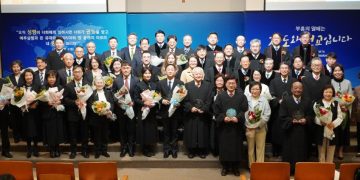 임직받은 교인들이 기념사진을 찍었다.