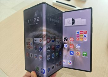 지난해 9월중국 화웨이 선전 본사 플래그십 스토어에 트라이폴드폰(메이트 XT 시리즈)이 진열돼 있다. 기사 내용의 이해를 돕기 위한 자료사진. 연합뉴스