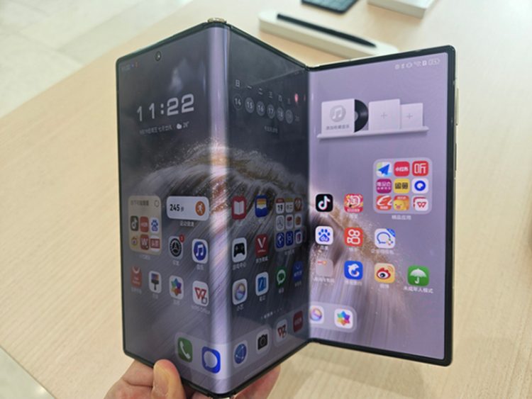 지난해 9월중국 화웨이 선전 본사 플래그십 스토어에 트라이폴드폰(메이트 XT 시리즈)이 진열돼 있다. 기사 내용의 이해를 돕기 위한 자료사진. 연합뉴스