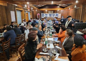 충청 향우들이 한밭식당을 가득 메웠다.