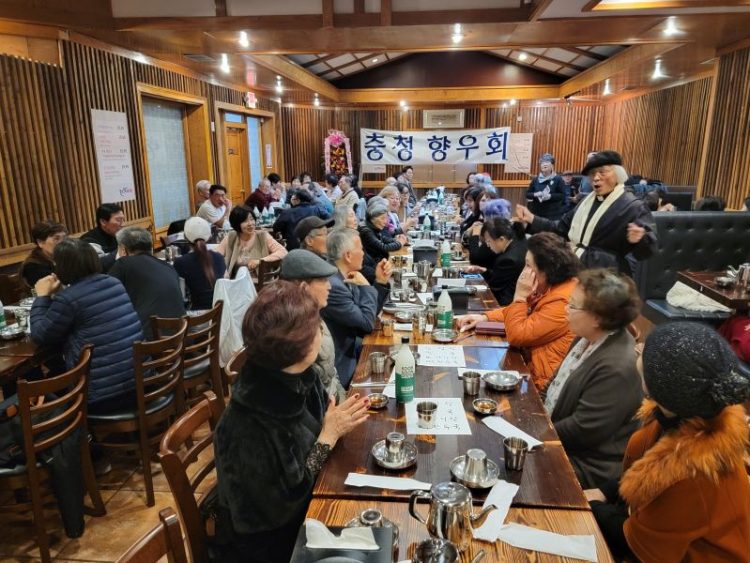 충청 향우들이 한밭식당을 가득 메웠다.