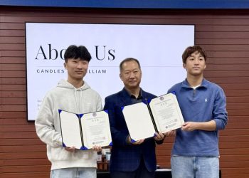 한오동 회장으로부터 감사장과 기부금을 전달받은 윈스턴 라, 데이빗 윤 김 군. 윤지아 기자.