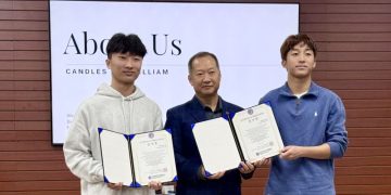 한오동 회장으로부터 감사장과 기부금을 전달받은 윈스턴 라, 데이빗 윤 김 군.  윤지아 기자.