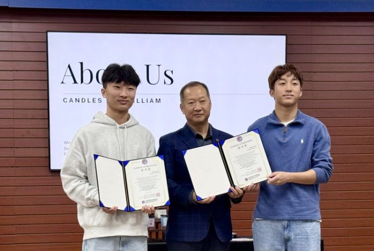 한오동 회장으로부터 감사장과 기부금을 전달받은 윈스턴 라, 데이빗 윤 김 군. 윤지아 기자.