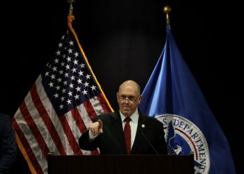 4일 미네소타주 세인트 폴에서 기자회견 하는 톰 호먼. [로이터]