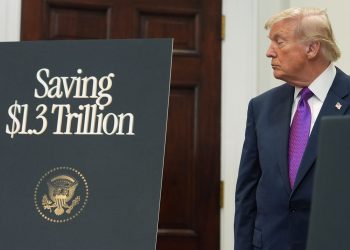 도널드 트럼프 대통령이 12일 백악관 루즈벨트룸에서 온실가스 규제의 근거가 됐던 '위해성 판단' 결과를 공식적으로 폐기하겠다고 선언했다. [로이터]