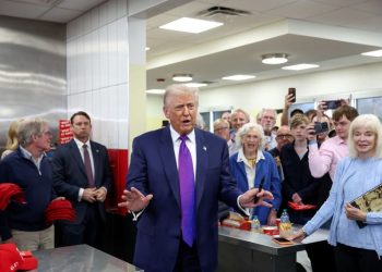 롬의 바시티 식당에서 기자들의 질문에 답하는 트럼프 대통령. [로이터]