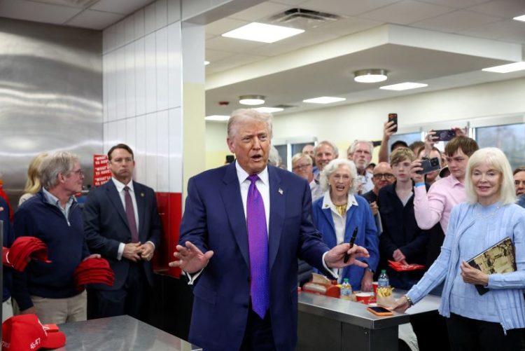 롬의 바시티 식당에서 기자들의 질문에 답하는 트럼프 대통령. [로이터]
