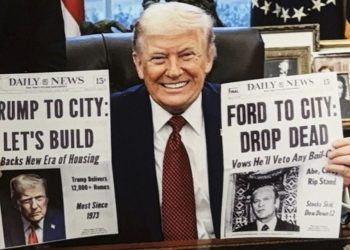 도널드 트럼프 미국 대통령이 양손에 신문 1면을 인쇄한 종이 두 장을 각각 들고 앉아 활짝 웃고 있다. 트럼프 대통령이 왼손에 든 것(사진 오른쪽)은 1975년 실제 ‘뉴욕 데일리 뉴스’의 1면으로, “포드, 뉴욕에 : 꺼져라”라는 제목이 적혀 있다. 오른손에 든 신문(사진 왼쪽)은 이날 깜짝 회동을 가진 조란 맘다니 뉴욕시장 측이 준비한 가상 신문의 1면이다. 트럼프 대통령의 사진과 함께 “트럼프, 뉴욕에 : 같이 짓자”라는 제목의 기사가 실렸다. 이 가상 신문 1면의 아래에는 “주택의 새로운 시대를 지지한다”, “트럼프, 1만2000채 이상 주택 공급, 1973년 이후 최대”라는 작은 제목도 있다. 사진 X(옛 트위터) 캡처
