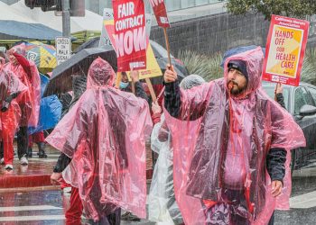19일 링컨하이츠의 USC 켁(Keck) 병원 앞 도로에서 캘리포니아와 전국간호사연합 소속 간호사들이 의료보험 플랜 개편안 등 처우 문제를 둘러싸고 시위를 벌이고 있다. 노조는 병원 측과의 협상이 결렬되자 이날부터 7일간 파업에 돌입했다. 김상진 기자
