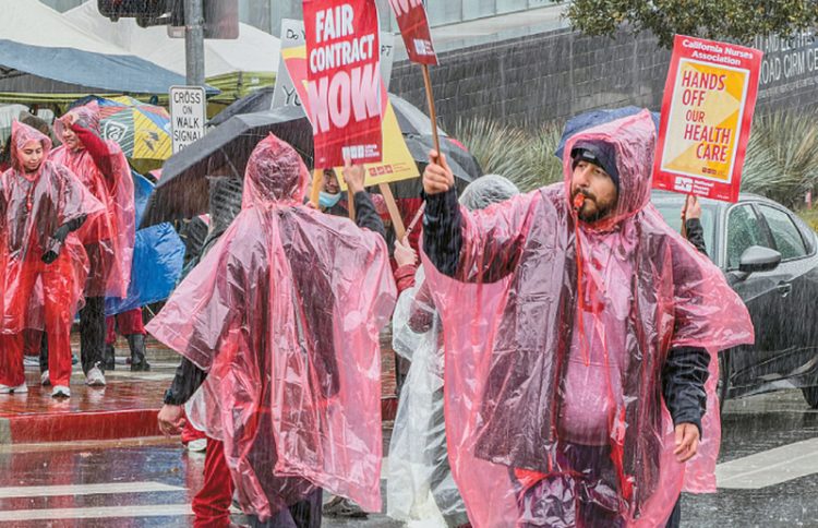 19일 링컨하이츠의 USC 켁(Keck) 병원 앞 도로에서 캘리포니아와 전국간호사연합 소속 간호사들이 의료보험 플랜 개편안 등 처우 문제를 둘러싸고 시위를 벌이고 있다. 노조는 병원 측과의 협상이 결렬되자 이날부터 7일간 파업에 돌입했다. 김상진 기자