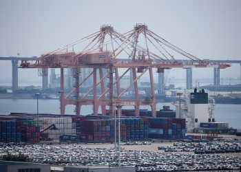 한국 평택항에서 선적을 기다리는 기아 자동차. [로이터]