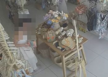 태국 푸껫의 한 의류 판매장에서 한국인으로 추정되는 여성들이 수영복을 훔치고 있는 모습. 사진 페이스북 캡처