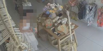 태국 푸껫의 한 의류 판매장에서 한국인으로 추정되는 여성들이 수영복을 훔치고 있는 모습. 사진 페이스북 캡처