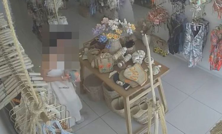 태국 푸껫의 한 의류 판매장에서 한국인으로 추정되는 여성들이 수영복을 훔치고 있는 모습. 사진 페이스북 캡처