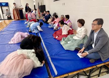 한복을 입은 학생들이 세배하고 있다. 윤지아 기자.