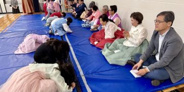 한복을 입은 학생들이 세배하고 있다. 윤지아 기자.