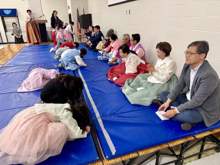 한복을 입은 학생들이 세배하고 있다. 윤지아 기자.