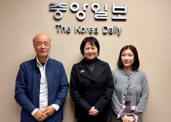 (왼쪽부터) 본사를 찾은 이영진 이사, 이조엔 회장, 정수아 부회장.