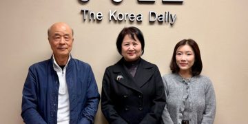 (왼쪽부터) 본사를 찾은 이영진 이사, 이조엔 회장, 정수아 부회장.
