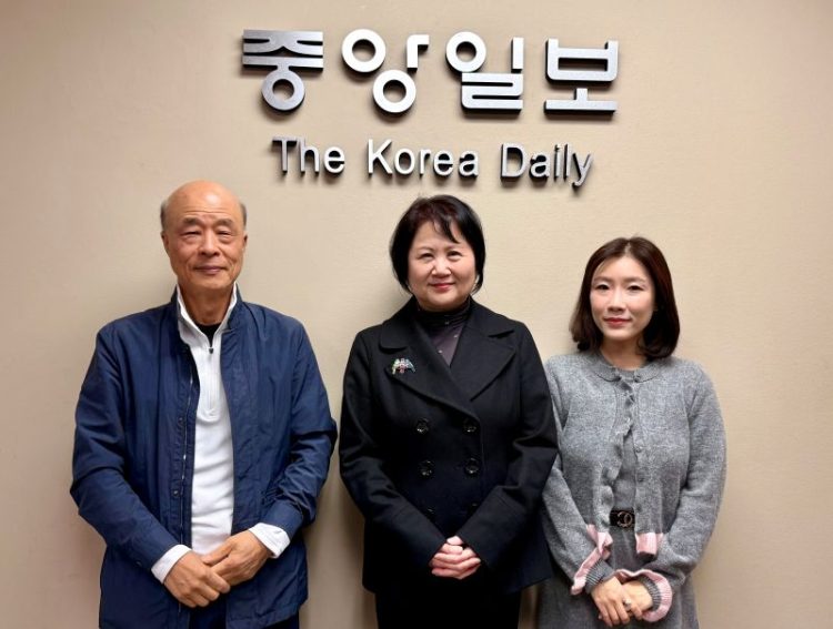 (왼쪽부터) 본사를 찾은 이영진 이사, 이조엔 회장, 정수아 부회장.