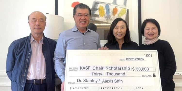 (왼쪽부터) 이영진 재무이사, 신준호 이사, 김명미 이사, 이조엔 회장.