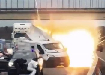 9일 이탈리아 고속도로에서 벌어진 현금 수송차 습격 사건. 사진 엑스(X) 캡처