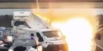 9일 이탈리아 고속도로에서 벌어진 현금 수송차 습격 사건. 사진 엑스(X) 캡처