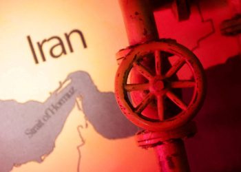 호르무즈 해협에 원유 파이프라인을 합성한 사진. [로이터]