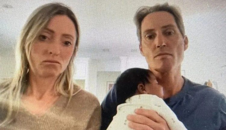 미국의 한 백인 부부가 난임 클리닉 측의 과실로 흑인 아기를 출산했다며 소송을 제기했다. 사진 뉴욕포스트 캡처