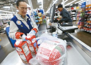 뉴저지의 한 대형 마켓 체인점에서 한 직원이 손님이 구입한 식품 가격을 확인하고 있다. [로이터]