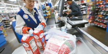 뉴저지의 한 대형 마켓 체인점에서 한 직원이 손님이 구입한 식품 가격을 확인하고 있다. [로이터]