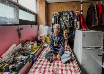 한국에서 ‘사망자’로 기록된 채병록 씨가 셸터 내 자신의 침상 위에서 한국에서의 삶에 대해 이야기하고 있다.