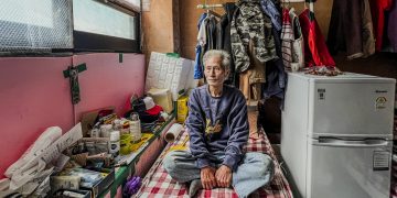 한국에서 ‘사망자’로 기록된 채병록 씨가 셸터 내 자신의 침상 위에서 한국에서의 삶에 대해 이야기하고 있다.