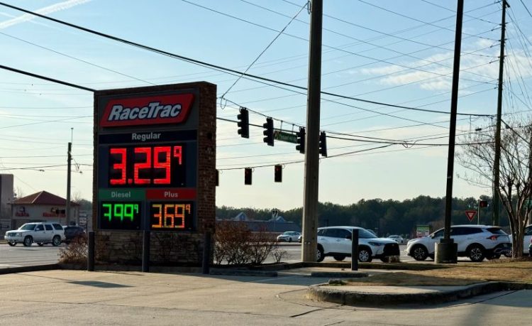 3월 2일 둘루스 플레전트힐 선상 레이스트랙 주유소. 지난주 갤러당 2달러대를 유지하던 휘발유 가격이 3달러를 넘어섰다. 윤지아 기자.