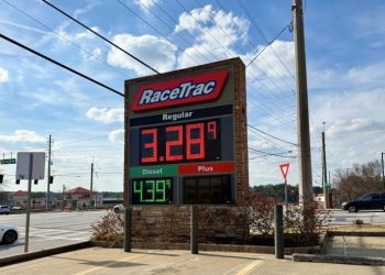 4일 오후 둘루스 플레전트힐 선상의 레이스트랙 주유소. 지난주 갤런당 2달러대를 유지하던 개스비가 2일부터 3달러대로 올랐다. 윤지아 기자.