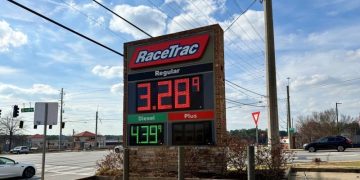4일 오후 둘루스 플레전트힐 선상의 레이스트랙 주유소. 지난주 갤런당 2달러대를 유지하던 개스비가 2일부터 3달러대로 올랐다. 윤지아 기자.