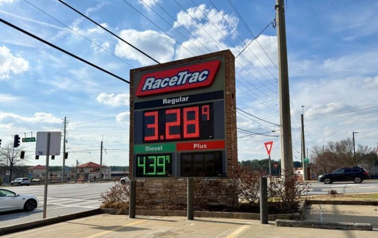 4일 오후 둘루스 플레전트힐 선상의 레이스트랙 주유소. 지난주 갤런당 2달러대를 유지하던 개스비가 2일부터 3달러대로 올랐다. 윤지아 기자.