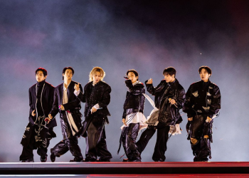 방탄소년단(BTS)이 지난 21일 서울 광화문광장에서 'BTS 컴백 라이브: 아리랑' 발매 기념 컴백 공연을 하고 있다. AFP=연합뉴스