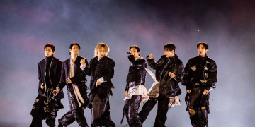 방탄소년단(BTS)이 지난 21일 서울 광화문광장에서 'BTS 컴백 라이브: 아리랑' 발매 기념 컴백 공연을 하고 있다. AFP=연합뉴스