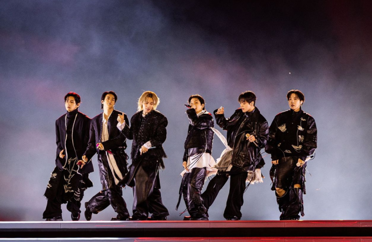 방탄소년단(BTS)이 지난 21일 서울 광화문광장에서 'BTS 컴백 라이브: 아리랑' 발매 기념 컴백 공연을 하고 있다. AFP=연합뉴스