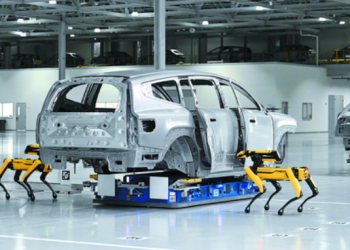 보스턴다이내믹스의 4족 보행 로봇 '스팟'이 현대차그룹 메타플랜트에서 차량을 검수하고 있다. 사진 현대차그룹.