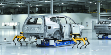 보스턴다이내믹스의 4족 보행 로봇 '스팟'이 현대차그룹 메타플랜트에서 차량을 검수하고 있다. 사진 현대차그룹.