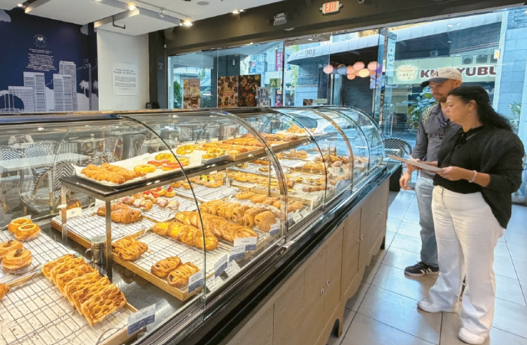 K베이커리의 한국과 미국의 가격 인하 정책 달라 논란이 되고 있다. LA 지역 파리바게뜨 매장(위)과 OC 지역 뚜레쥬르 매장(아래)). 박낙희 기자