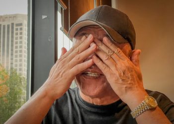 박세준 씨가 가족 이야기를 하다 눈물을 닦고 있다.