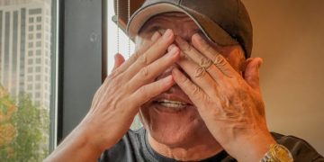 박세준 씨가 가족 이야기를 하다 눈물을 닦고 있다.